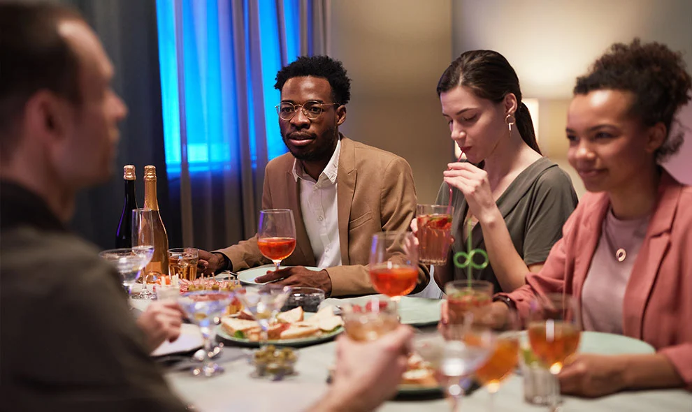 dinner-party-with-strangers