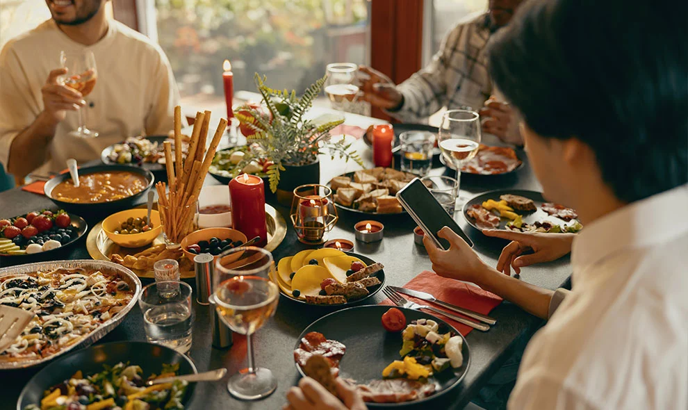 phone-wtih-dinner